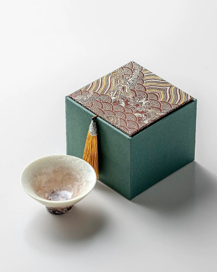 Ceramic tea cup with decorative lid and patterned box from Untable