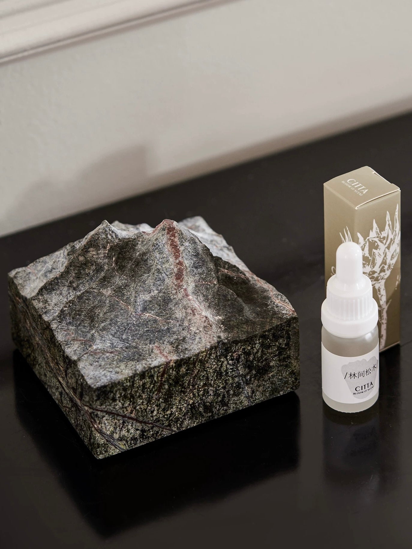 当代艺术家具展厅大理石山峰精油香薰摆件样板房间卫生间软装饰品