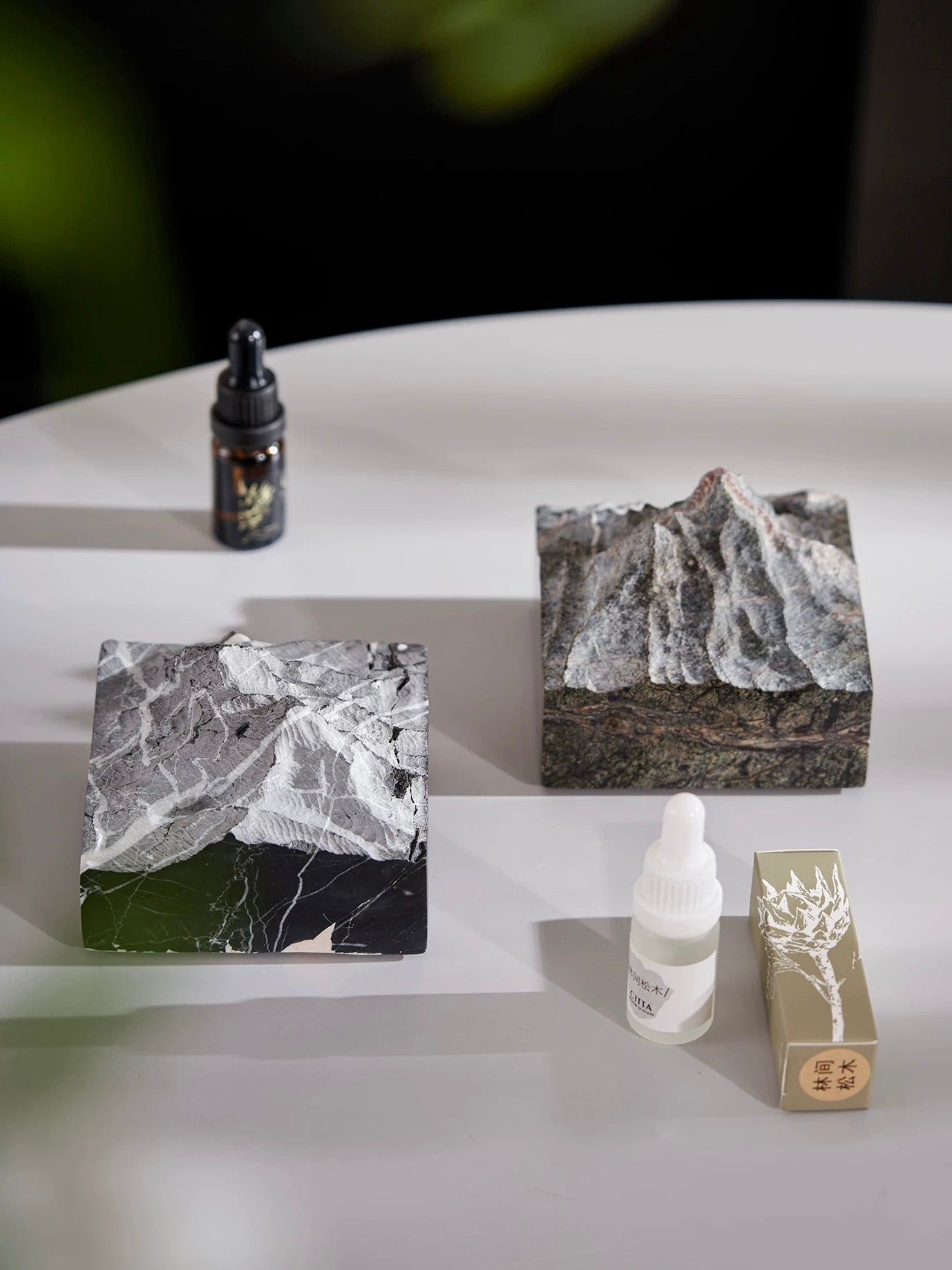 当代艺术家具展厅大理石山峰精油香薰摆件样板房间卫生间软装饰品