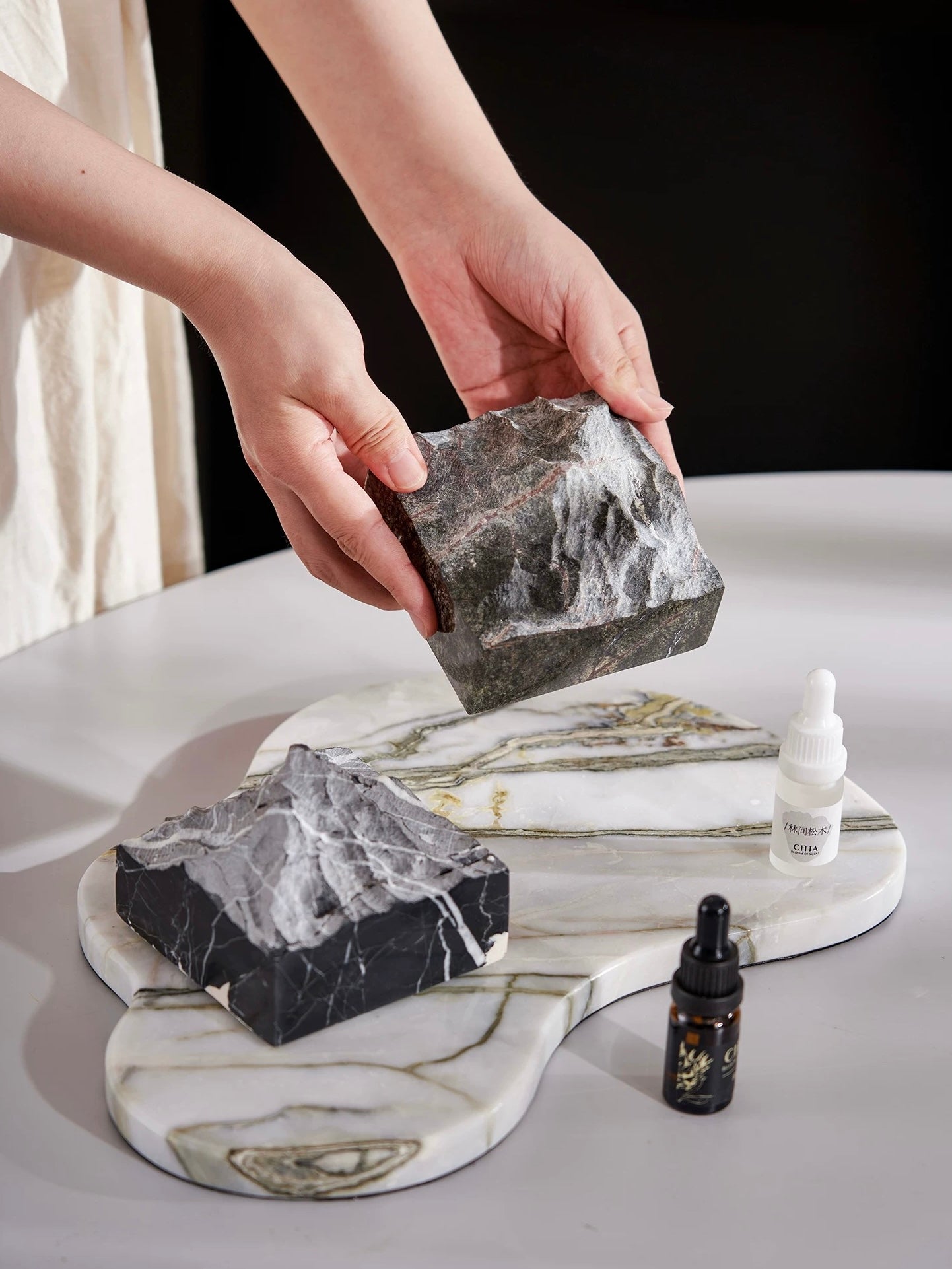 当代艺术家具展厅大理石山峰精油香薰摆件样板房间卫生间软装饰品
