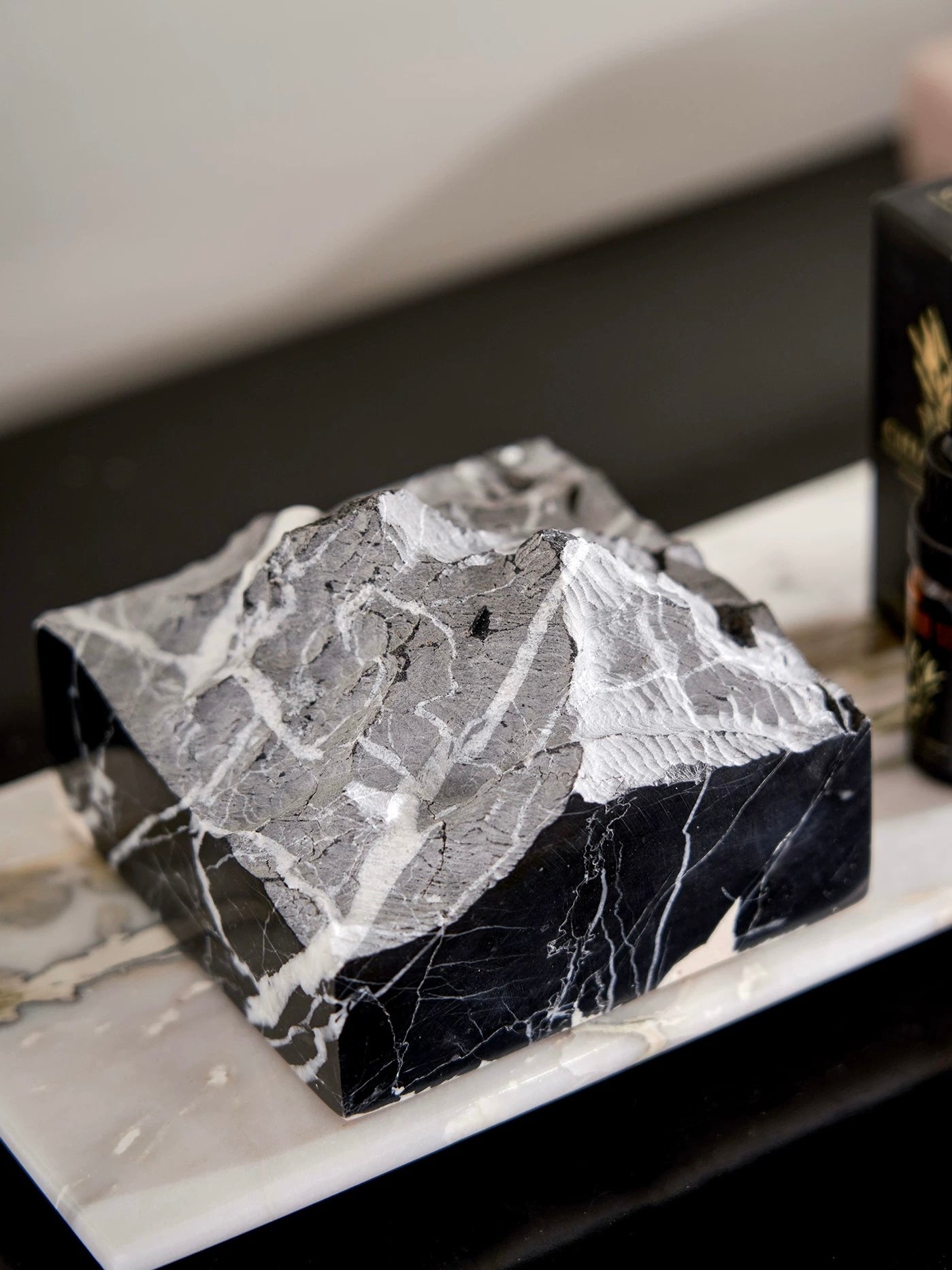 当代艺术家具展厅大理石山峰精油香薰摆件样板房间卫生间软装饰品
