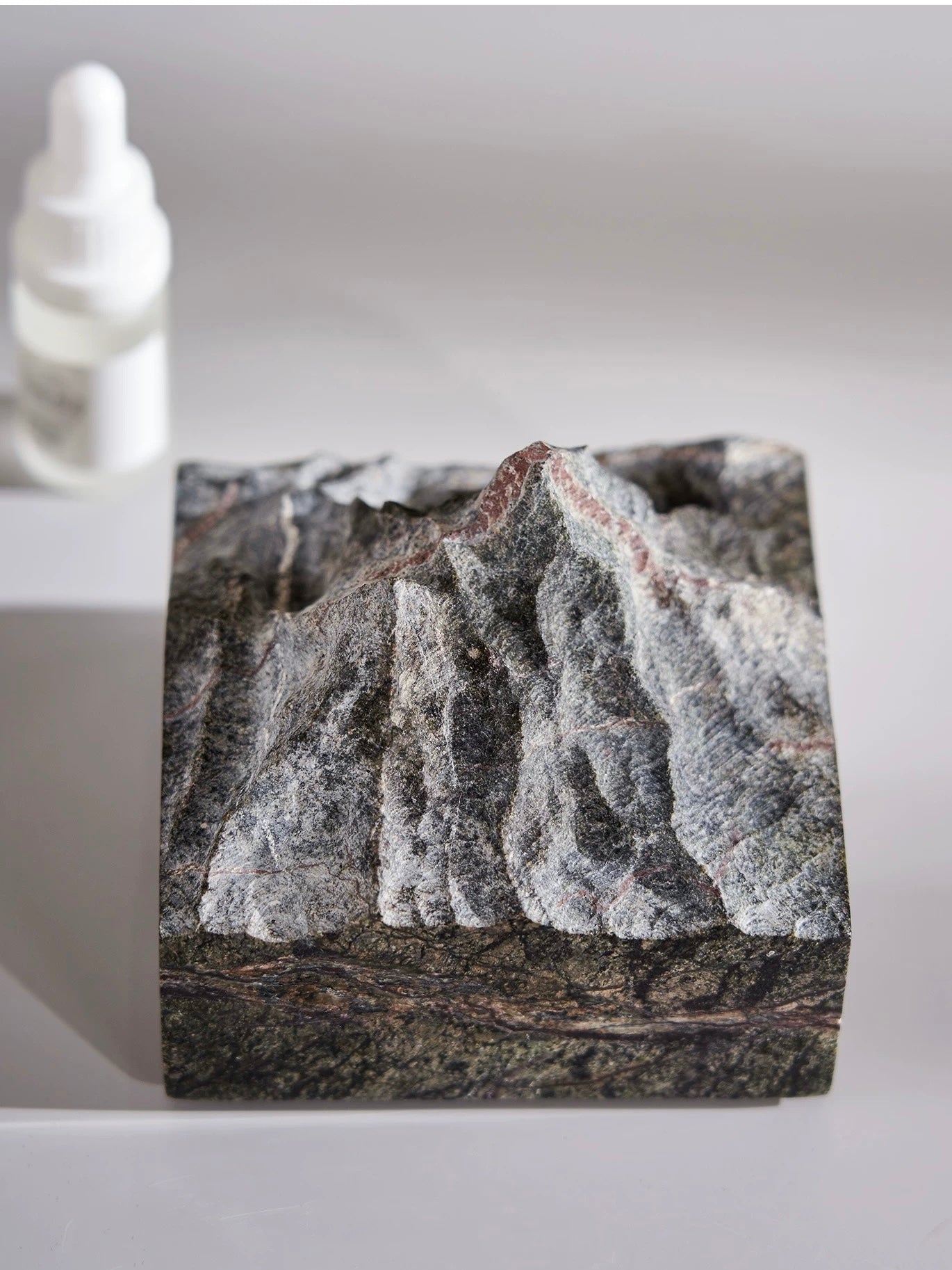 当代艺术家具展厅大理石山峰精油香薰摆件样板房间卫生间软装饰品