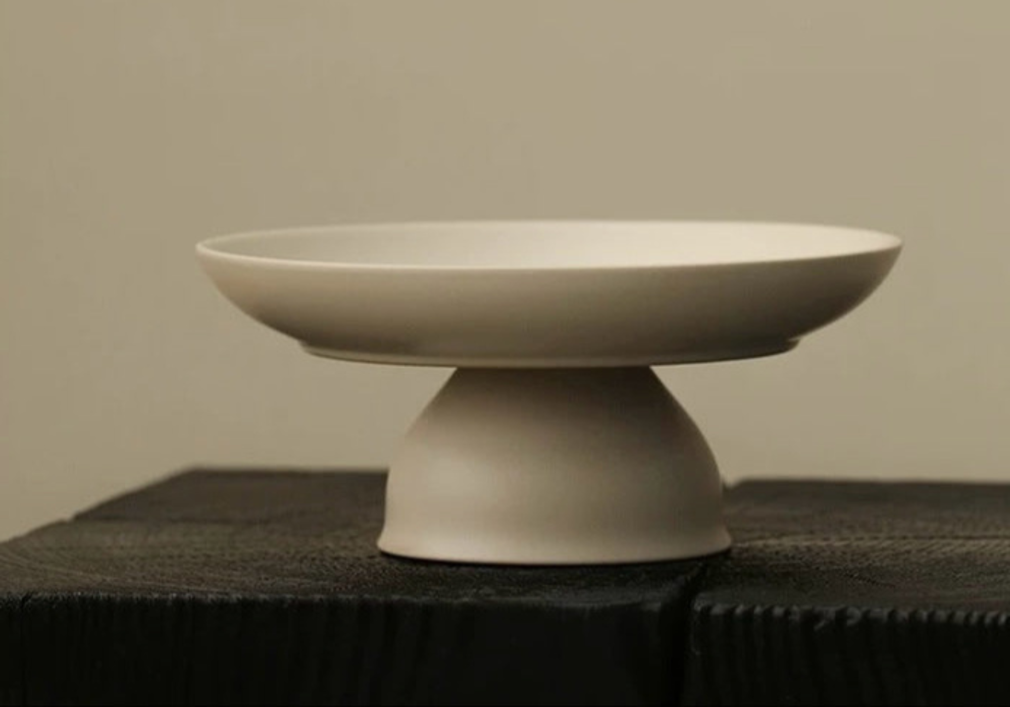 Khaki_Grey_Pedestal_Fruit_Bowl_Ceramic_Untable_design_story